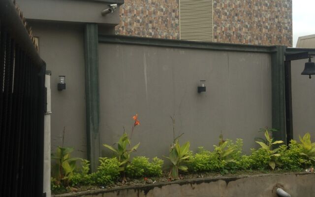 De Lawrence Court & Suites