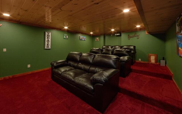 Paradise Point Pool Lodge