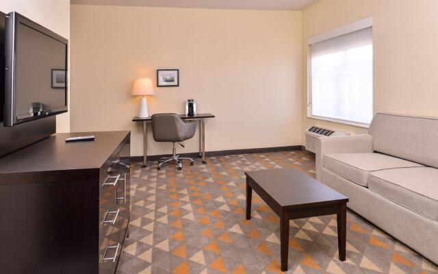 Holiday Inn & Suites Dallas-Addison, an IHG Hotel