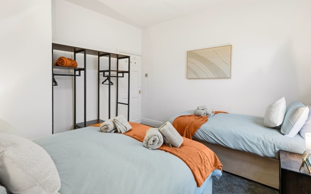 House - Sleeps 6 - On Street Parking