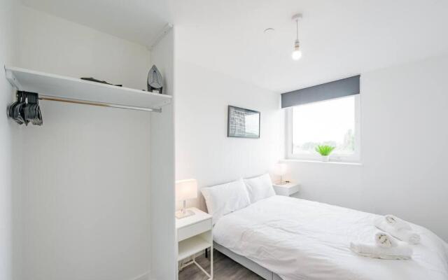 Modern 2 bedroom flat with parking in Yardley