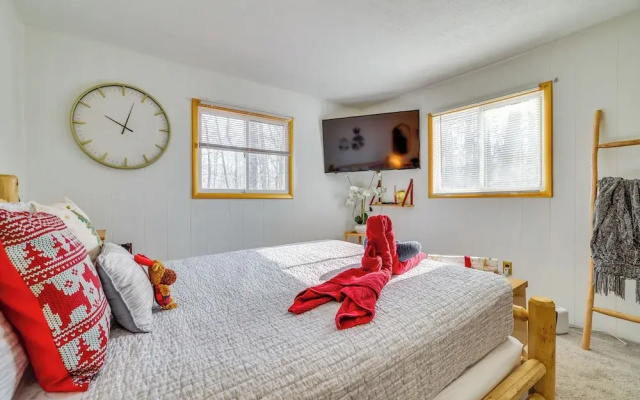 Private Hot Tub & Game Room: Pocono Family Cabin!