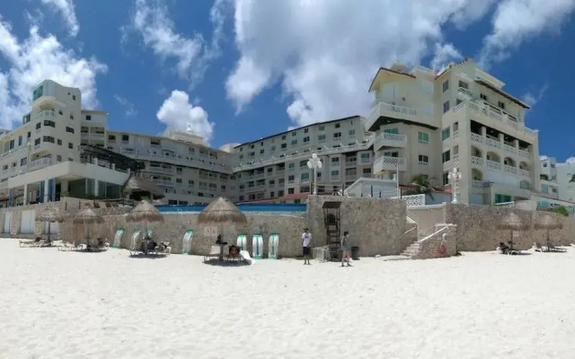 Cancun Plaza Condo Hotel