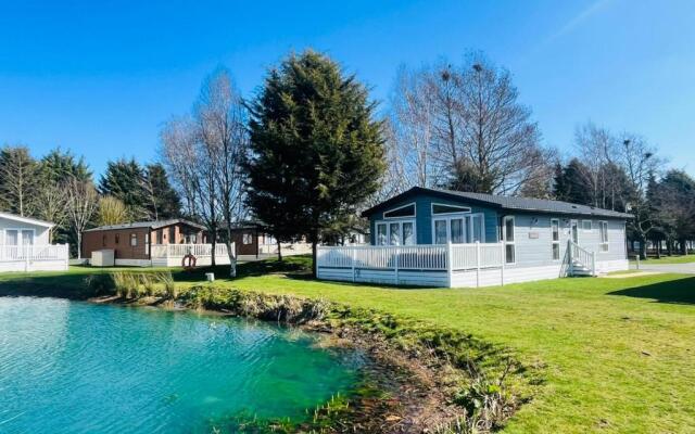 Sutton Lodge With Hot Tub