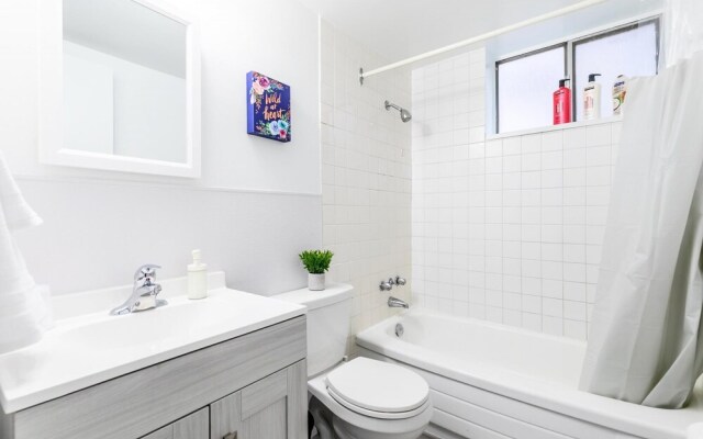 1BR King Apartment With Netflix- Near DT Hamilton