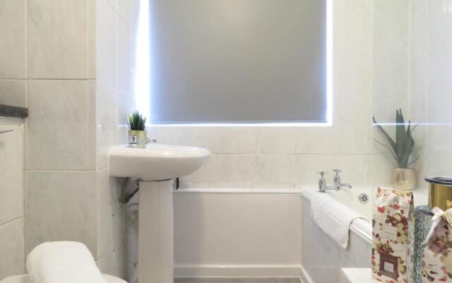 Tudors eSuites 3 Bedroom Apartment 6 Beds & Parking