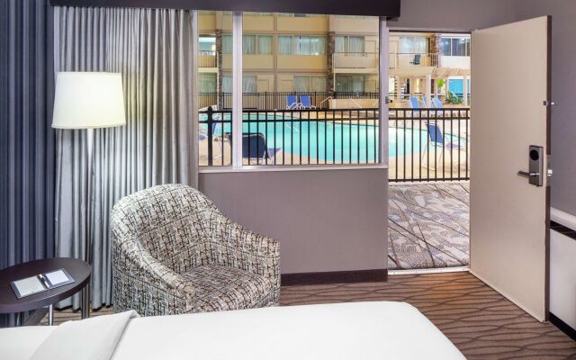 Отель Wyndham Garden Westlake