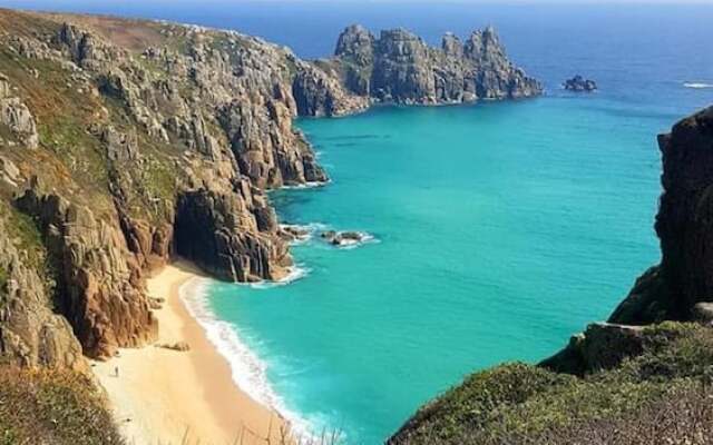 Cosy Shepherds Hut nr Kynance Cove