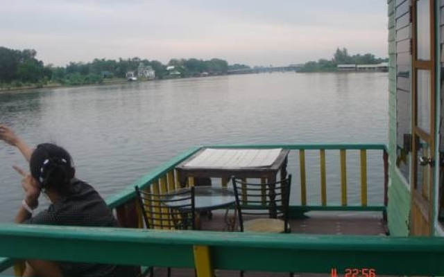 Sam's River Raft House