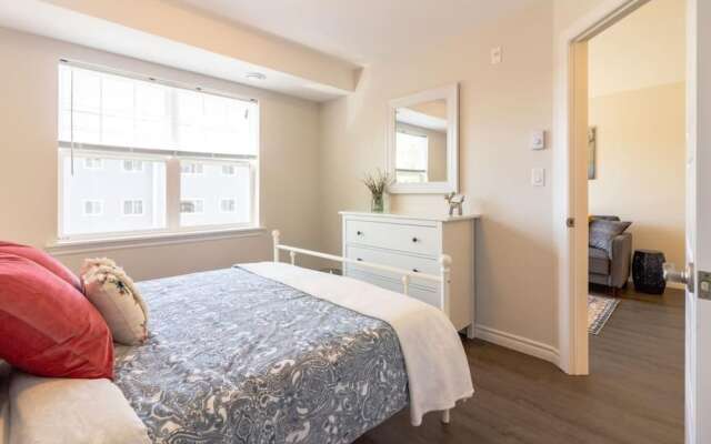 Newly Renovated Condo w Prking Near UNB Patio