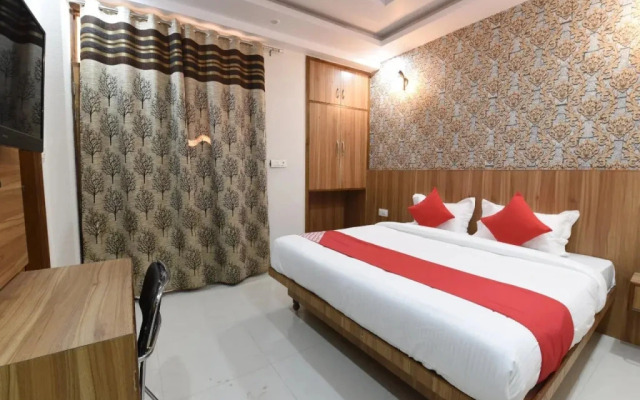 Oyo 14387 Luxury Inn