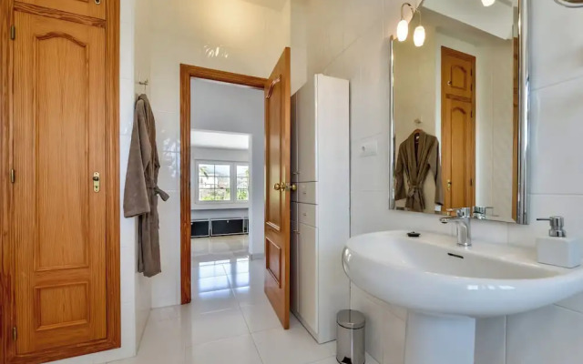 4bed Villa Sleeps 8- Pool, Garden, Bbq, Near Beach