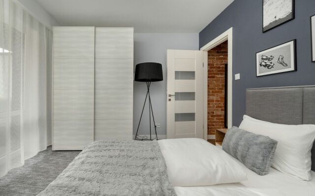 Modern Apartment Terrace by Renters