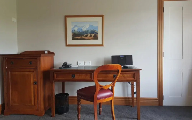 Grasmere High Country Bed & Breakfast Lodge