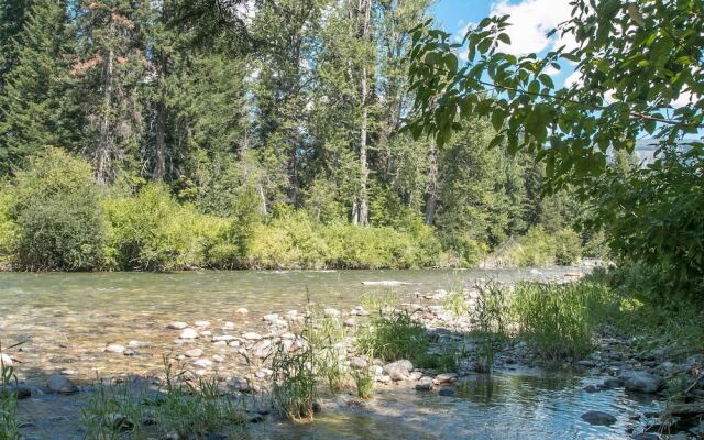 Serenity Pines Lodge in Shugart Flats