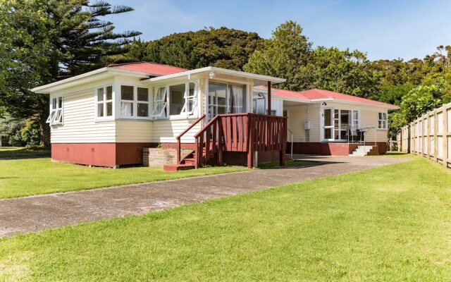 Waitangi Beach Bach 30A