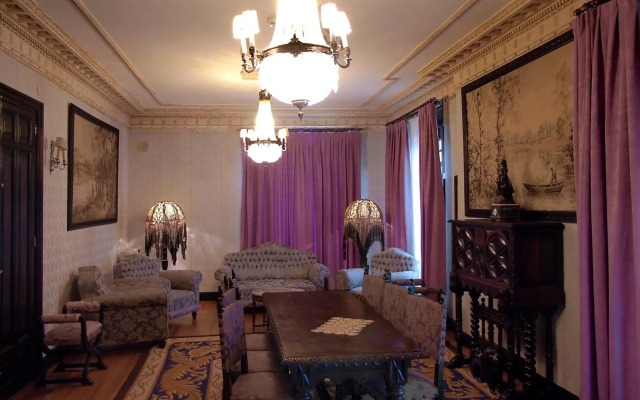 Palacio Arias and Hotel y Apartamentos Arias