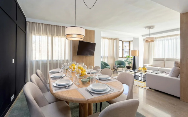 Luxury Apartment in City Center Puerta Real II