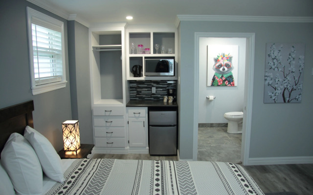 Carleton Inn and Cottages