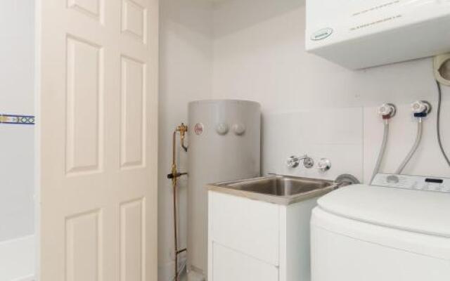 2 'Paradiso', 4 Laman Street - beautiful unit with stunning water views & pool