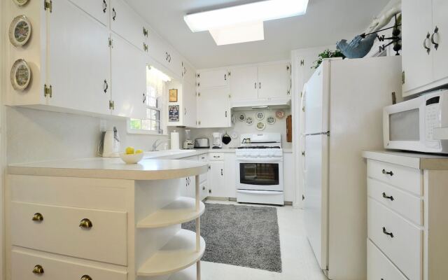 3BR 2BA Brentwood Home by RedAwning