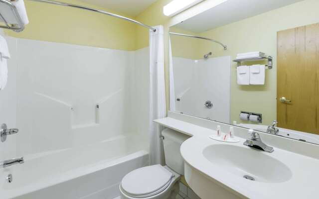 Days Inn & Suites by Wyndham Pryor