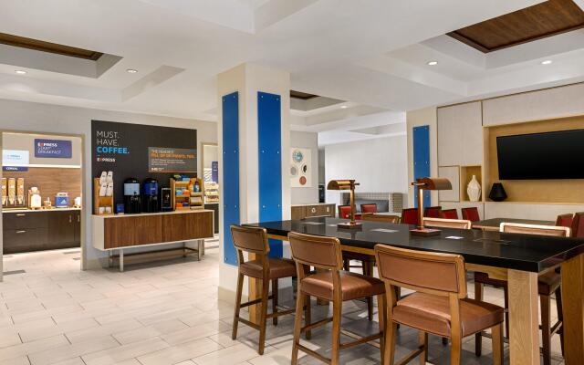 Holiday Inn Express & Suites Shawnee by IHG