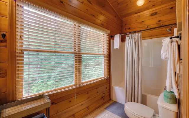 Cabin w/ Hot Tub & Deck, Near Smoky Mtn Trails!