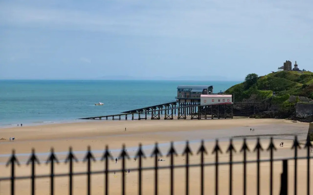 3 Croft House - Beach Front Sea Views Parking