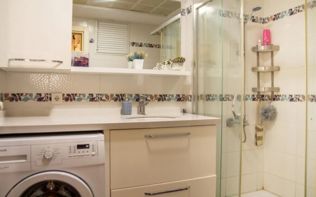 Pleasant and Central Flat With Balcony in Izmir