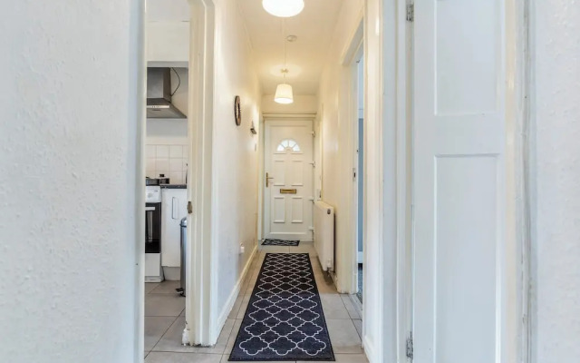 2 Bedroom Apartment - Parking, Wifi, Central