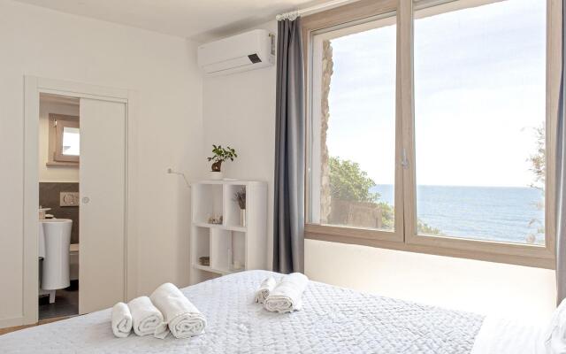 Seafront Apartment in a Splendid Position Overlooking the Sea-vistamare