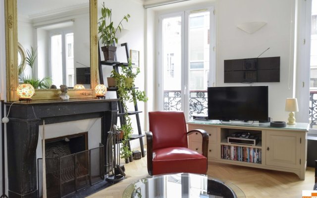 204340 - A two-room apartment with traditional chic style in the Marais