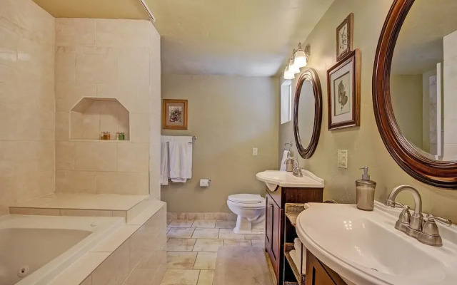 High Point Chateau 4 Bedroom Home by RedAwning