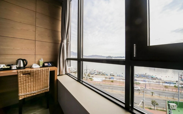 Changwon Jinhae Almond Hotel