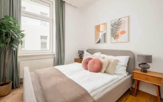 King bed, central and near metro