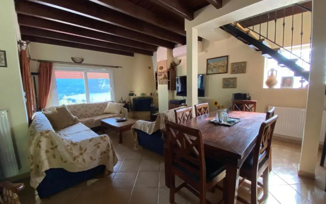 Manos’ Traditional Maisonette