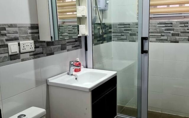 Spacious, Quiet & Cozy- Close to Highway-parking