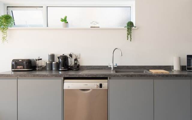 3BR Stylish Home Sea View Walk to East Wittering