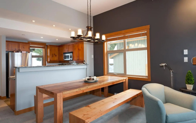 Beautifully Renovated, Fantastic Views Ski in out 3 Beds - Mountain Star