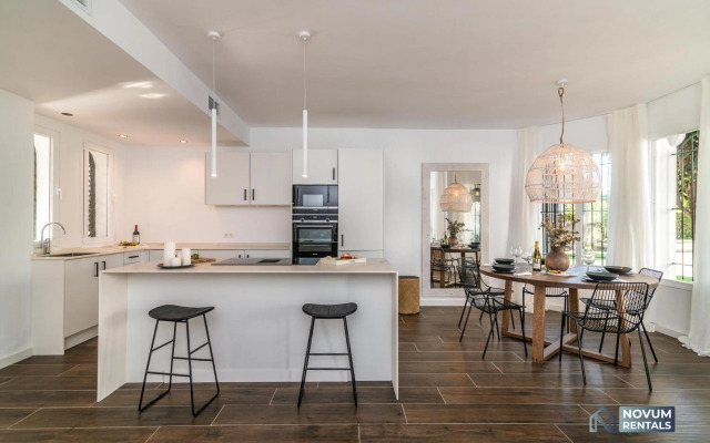 TOP RENOVATED 3-BDRM TOWNHOUSES with POOL, BBQ & ROOFTOP TERRACES