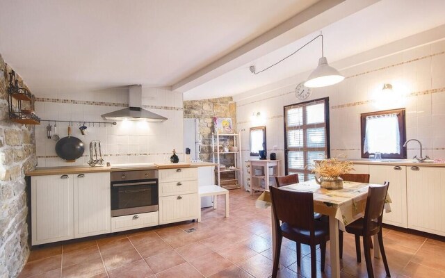 Nice Home in Gracisce With 6 Bedrooms, Internet and Outdoor Swimming Pool
