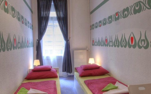 Beds N Roses Hostel and Guesthouse
