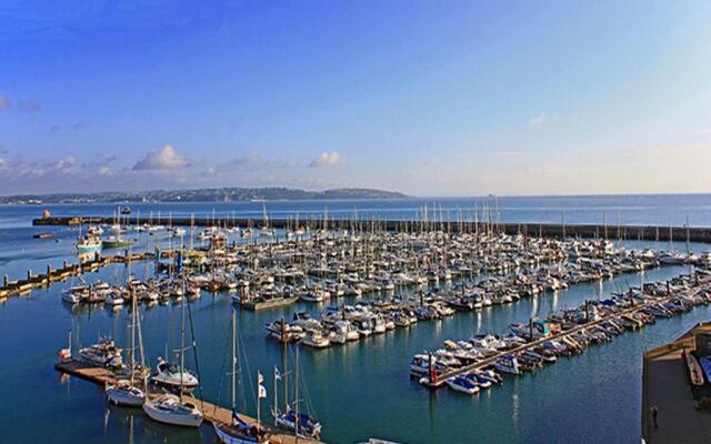 INSPIRING VIEWS & PLACE WITH FREE PARKING by BEACH
