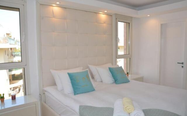 Renovated 3 Bedroom - Residence with Pool next the Beach