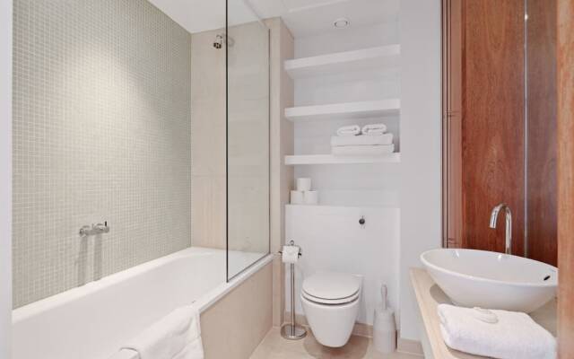 Lovely 1bed W/balcony on the River Thames