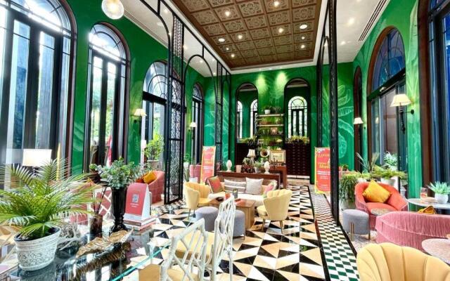 La habana 54 with large balcony and pool view!