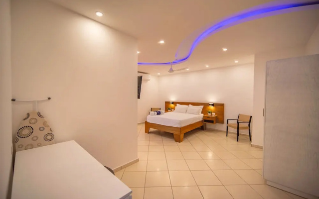 2BR Luxury Apartment in Heart Of Nightlife Area!