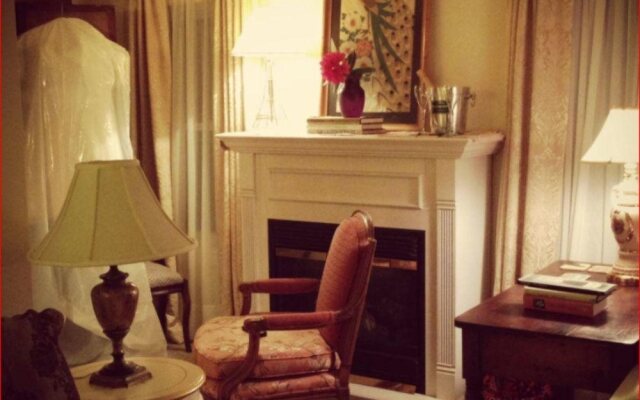 Le Petit Chateau Inn