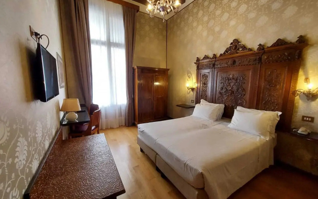 Hotel Saturnia & International